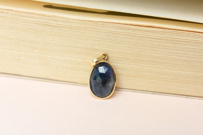 18K gold pendant with bezel-set oval blue sapphire