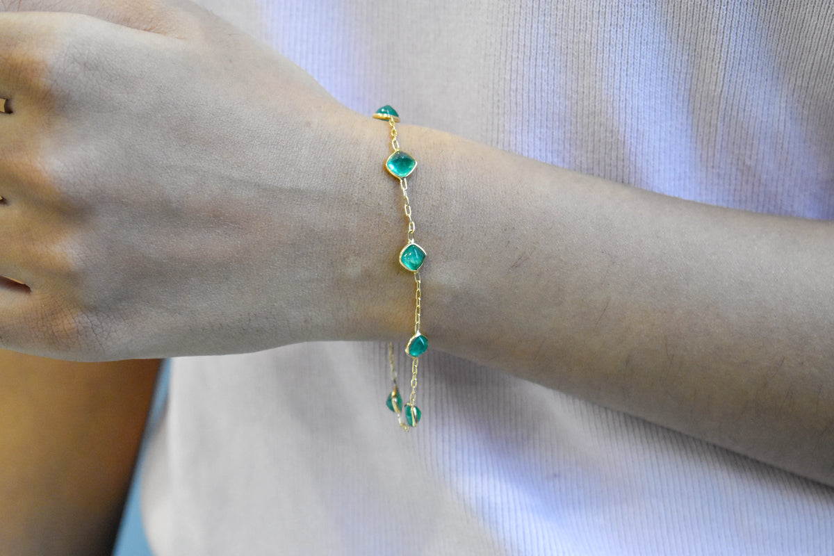 18K gold bracelet with cabochon-cut emerald stations