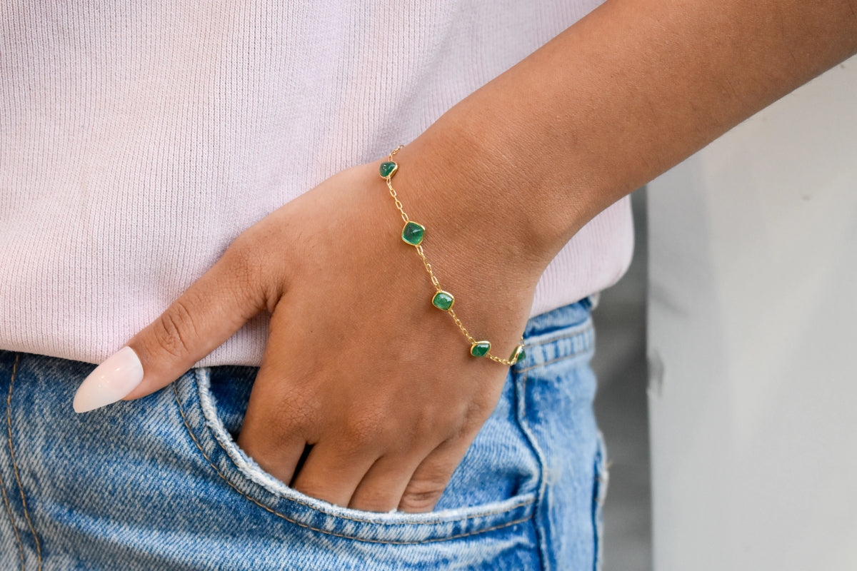 18K gold bracelet with cabochon-cut emerald stations
