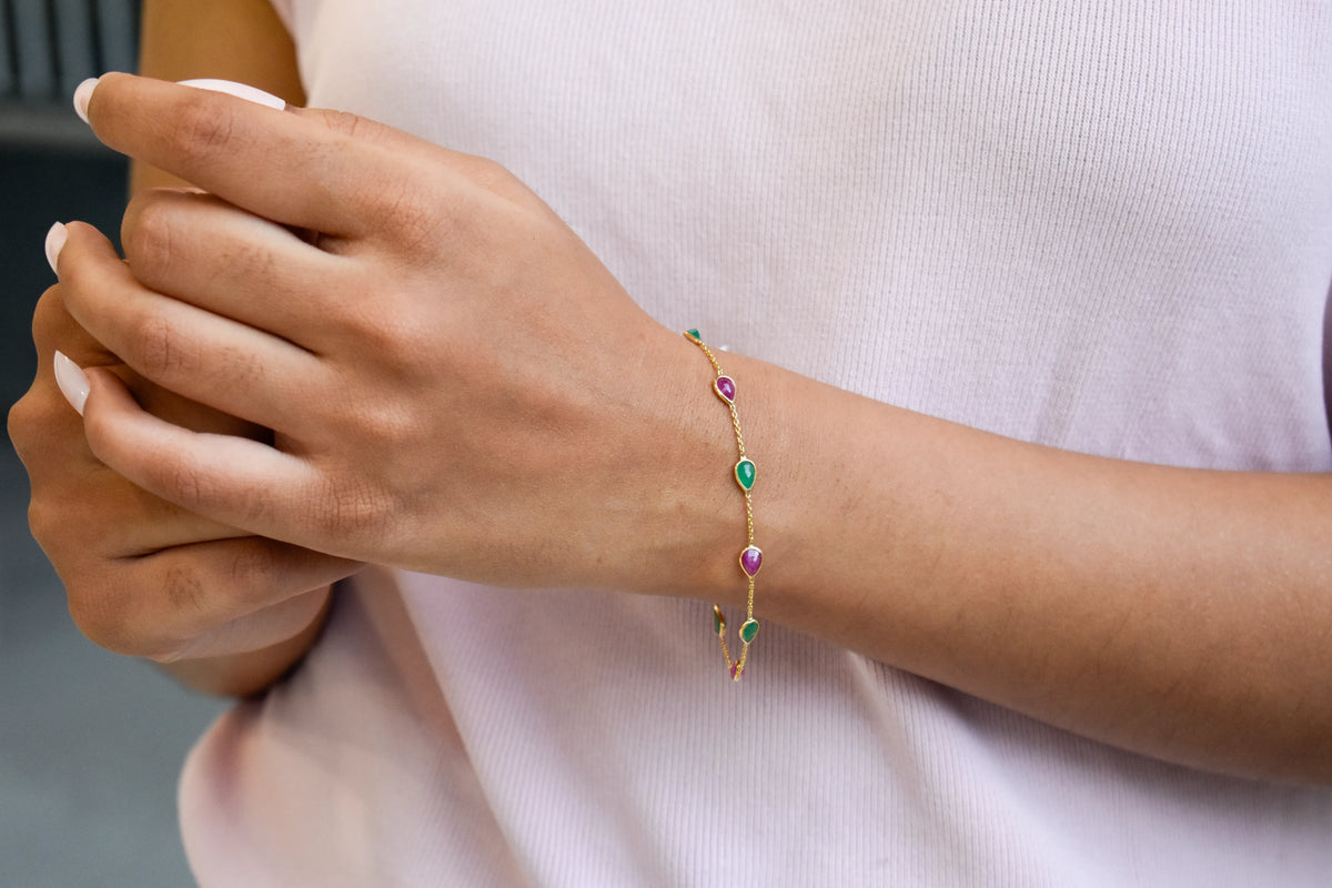 18K gold bracelet with alternating ruby and emerald drops