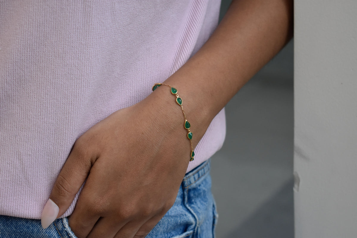 18K gold bracelet with pear-cut emerald drops