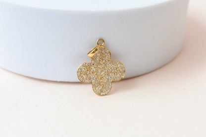 18K gold diamond pavé clover pendant