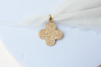 18K gold diamond pavé clover pendant