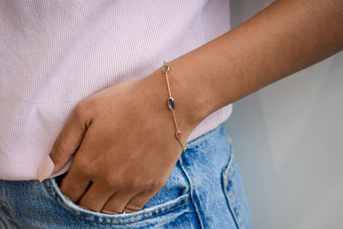 18K gold bracelet with organic-cut multi-coloured sapphire stations