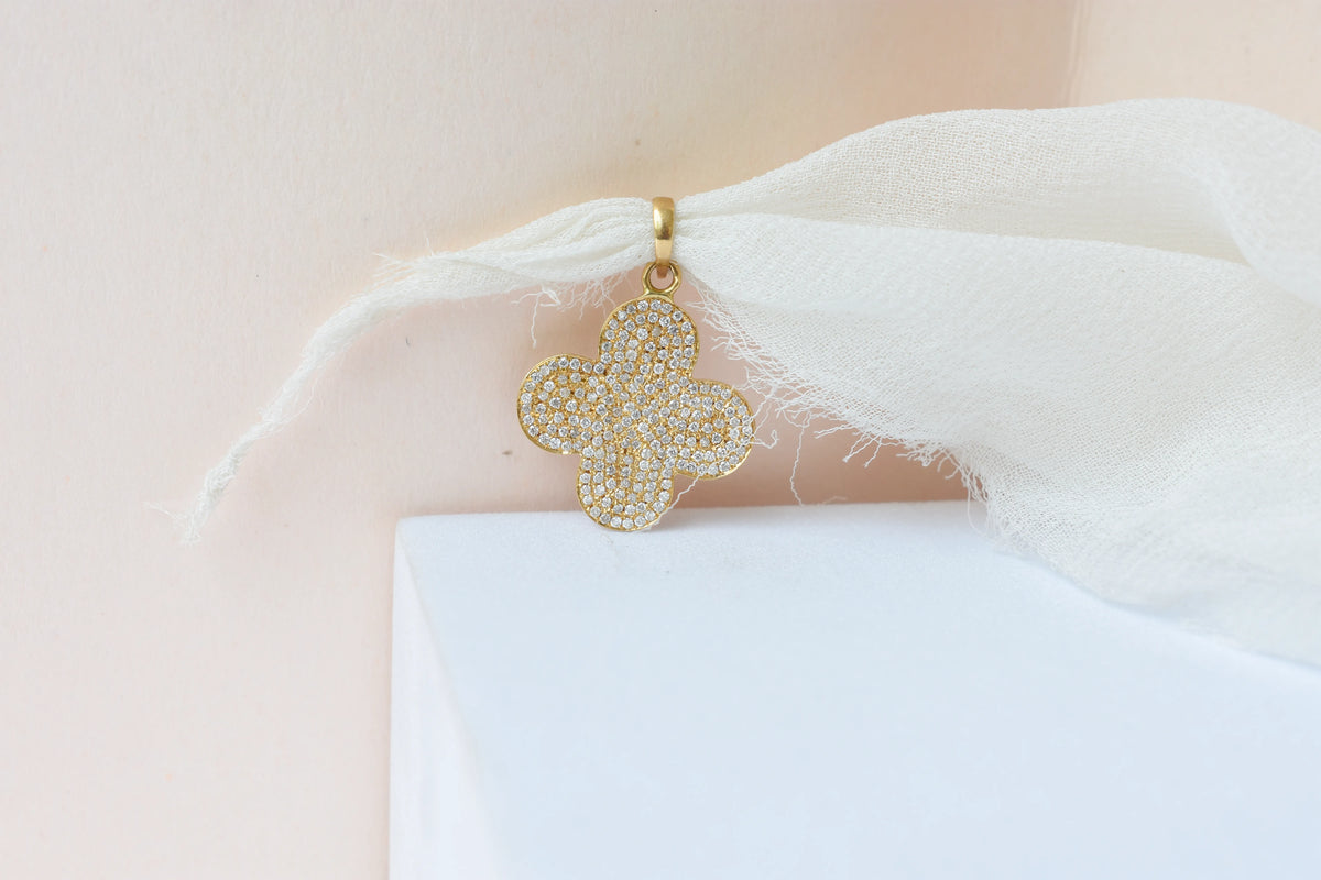 18K gold diamond pavé clover pendant