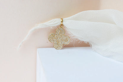 18K gold diamond pavé clover pendant