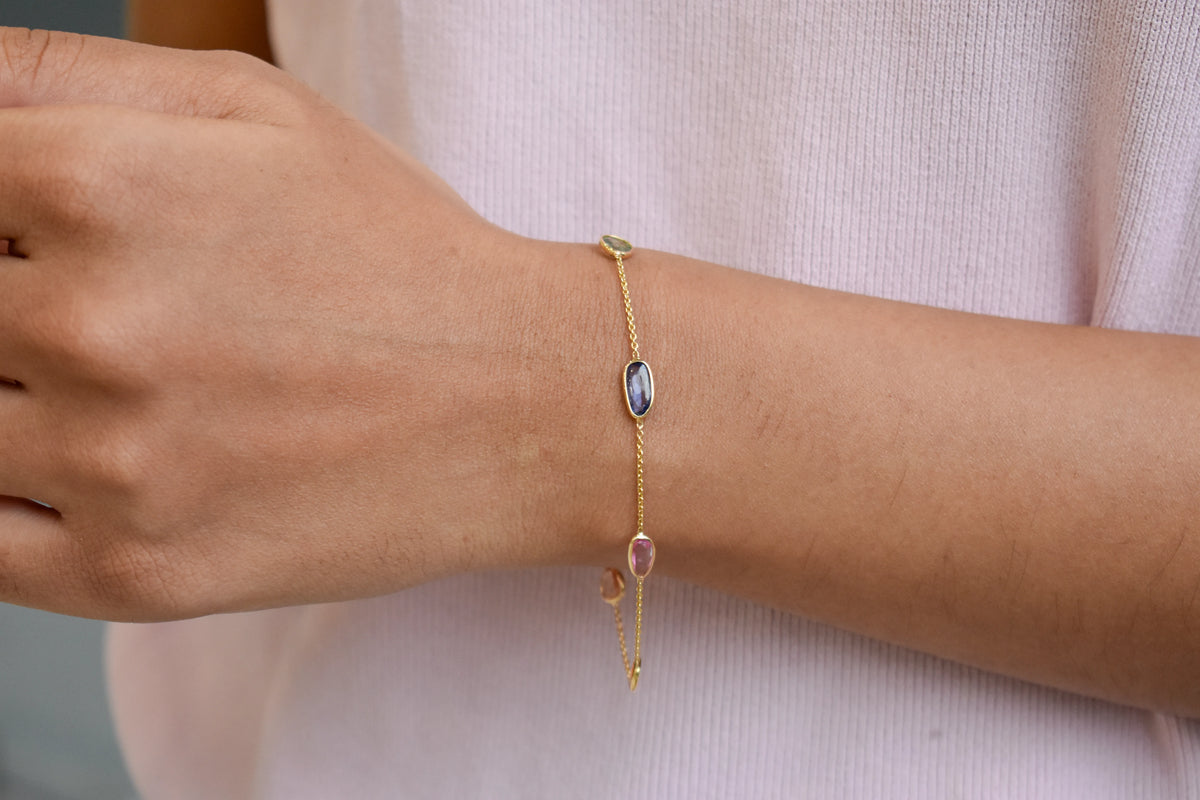 18K gold bracelet with organic-cut multi-coloured sapphire stations