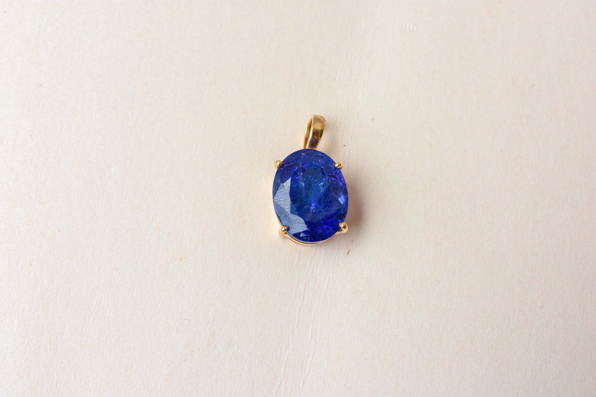 18K gold pendant with prong-set oval tanzanite