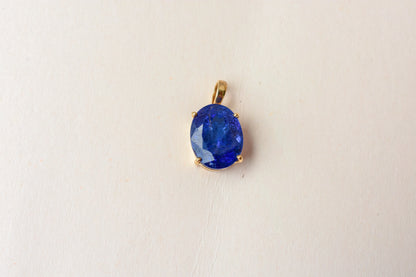 18K gold pendant with prong-set oval tanzanite