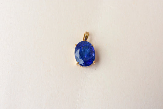 18K gold pendant with prong-set oval tanzanite