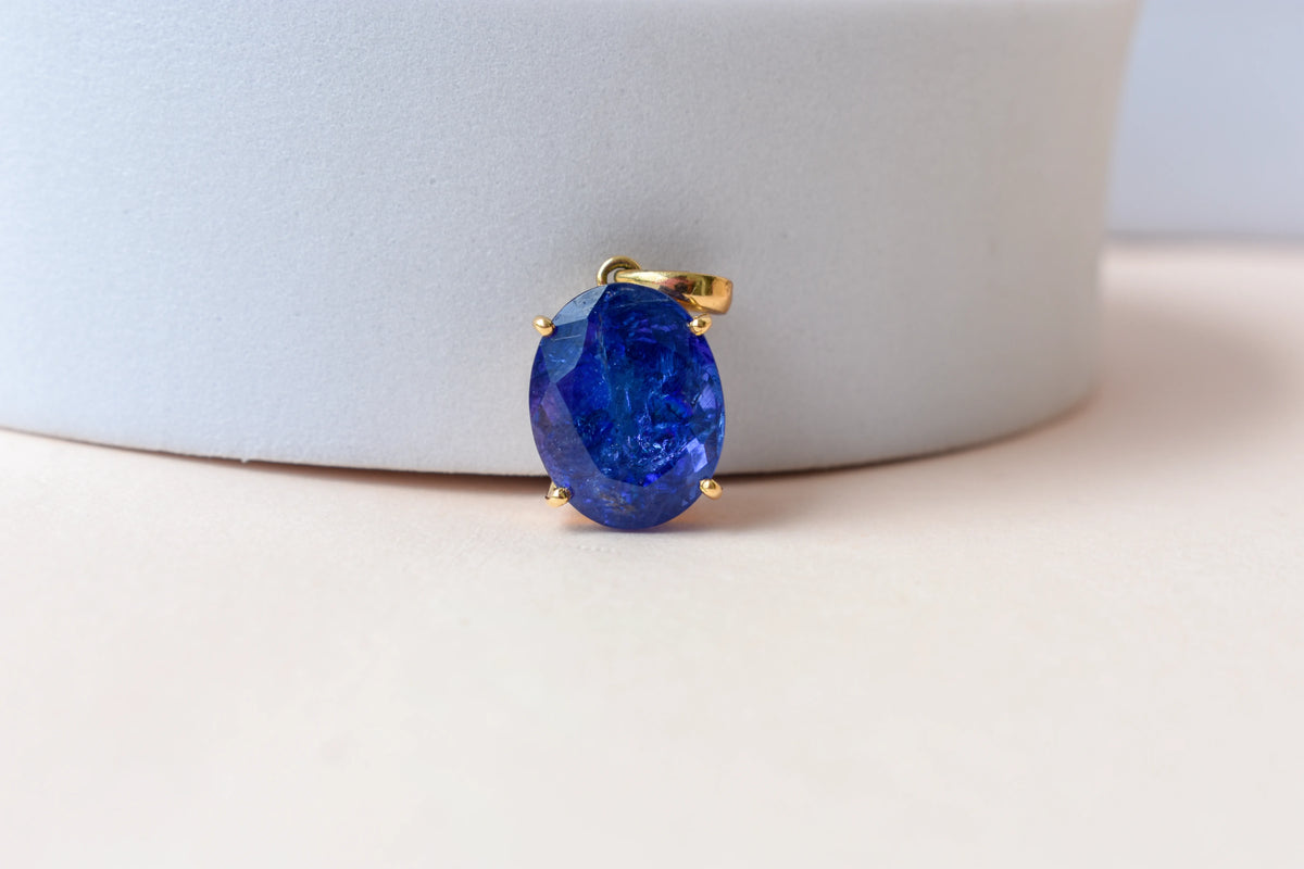 18K gold pendant with prong-set oval tanzanite