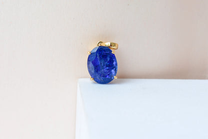 18K gold pendant with prong-set oval tanzanite