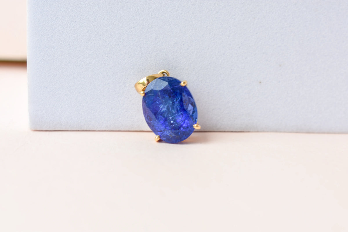 18K gold pendant with prong-set oval tanzanite