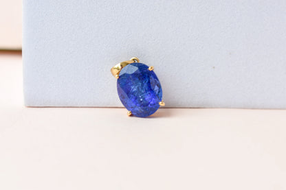 18K gold pendant with prong-set oval tanzanite
