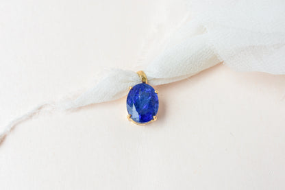 18K gold pendant with prong-set oval tanzanite