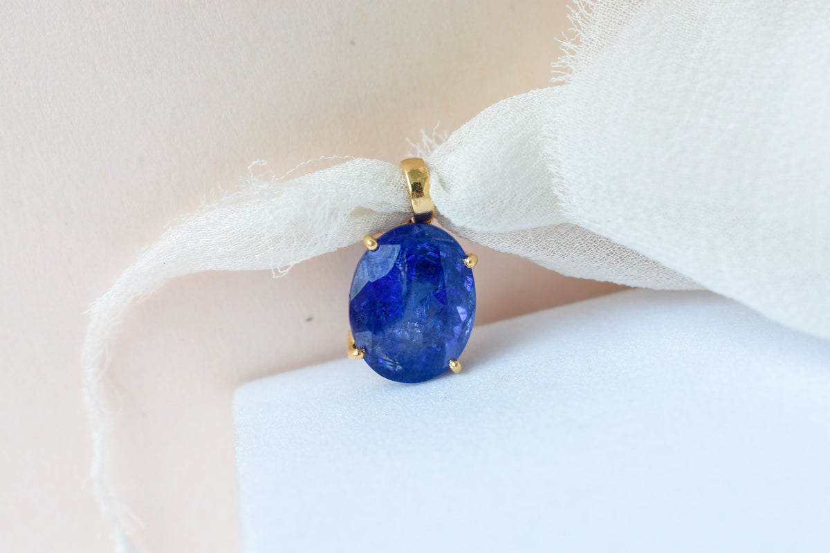 18K gold pendant with prong-set oval tanzanite