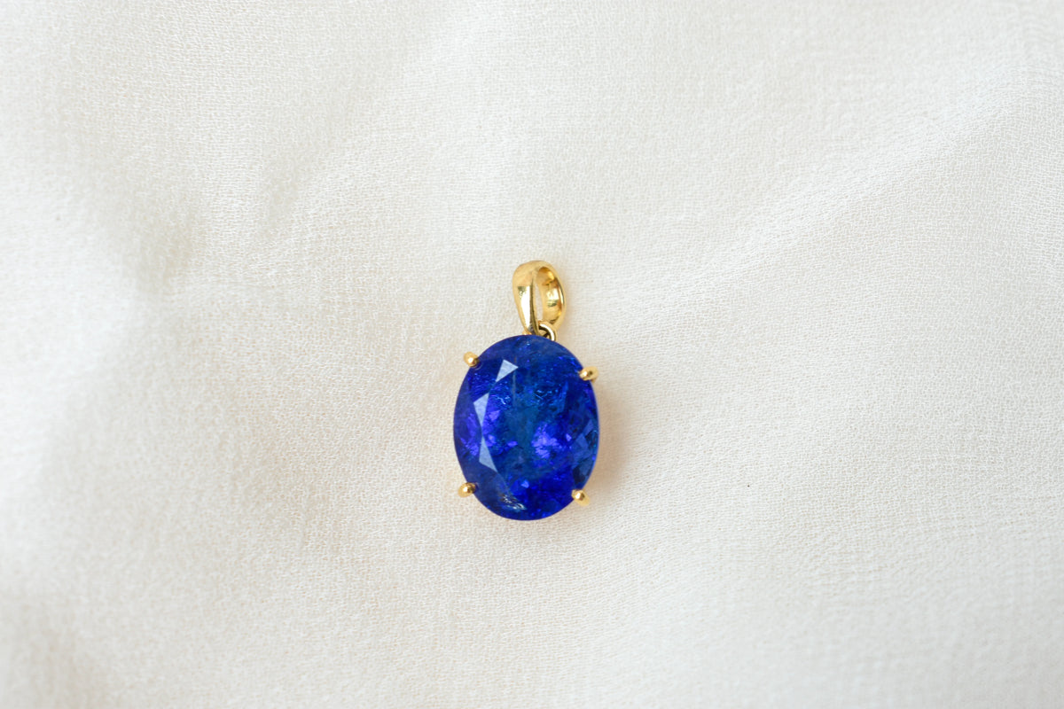 18K gold pendant with prong-set oval tanzanite