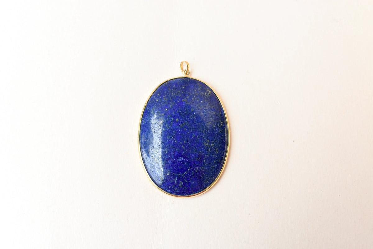 18K gold pendant with large bezel-set oval lapis lazuli cabochon