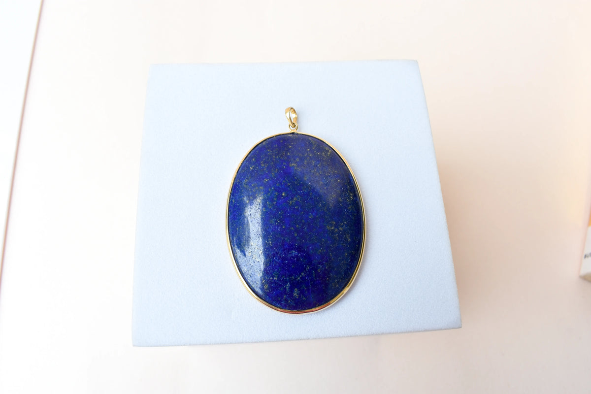18K gold pendant with large bezel-set oval lapis lazuli cabochon