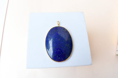 18K gold pendant with large bezel-set oval lapis lazuli cabochon