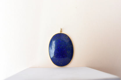18K gold pendant with large bezel-set oval lapis lazuli cabochon