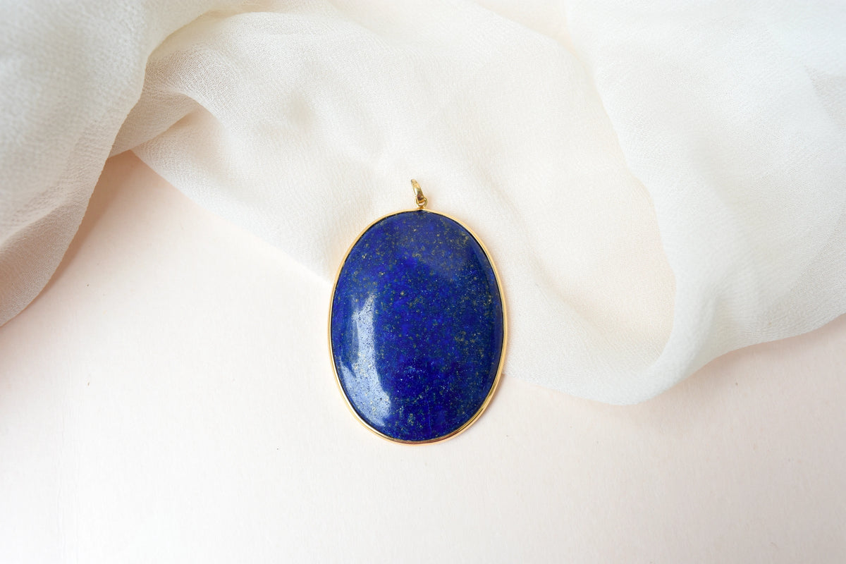18K gold pendant with large bezel-set oval lapis lazuli cabochon