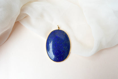 18K gold pendant with large bezel-set oval lapis lazuli cabochon