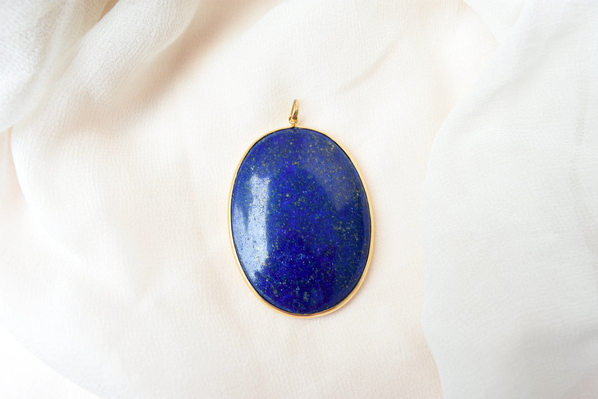 18K gold pendant with large bezel-set oval lapis lazuli cabochon