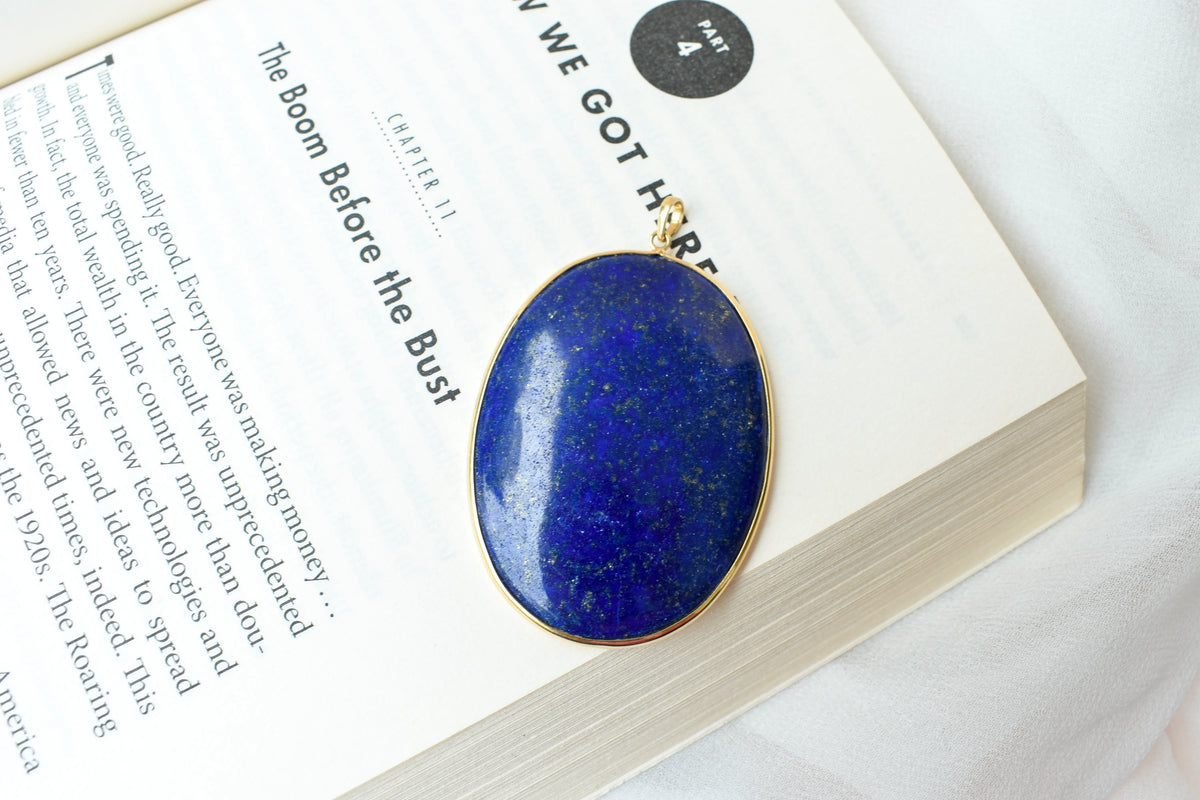 18K gold pendant with large bezel-set oval lapis lazuli cabochon