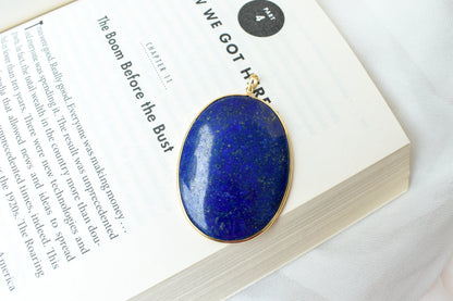 18K gold pendant with large bezel-set oval lapis lazuli cabochon