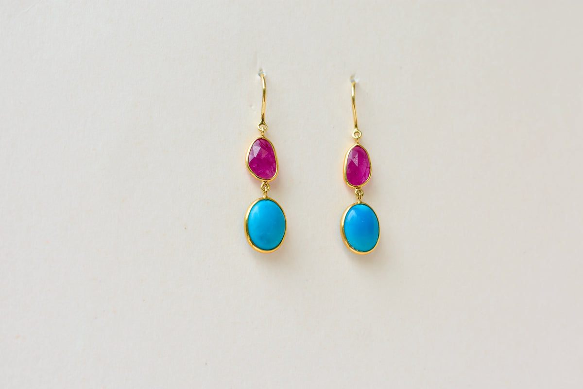 18K gold earrings with a rose quartz gemstone