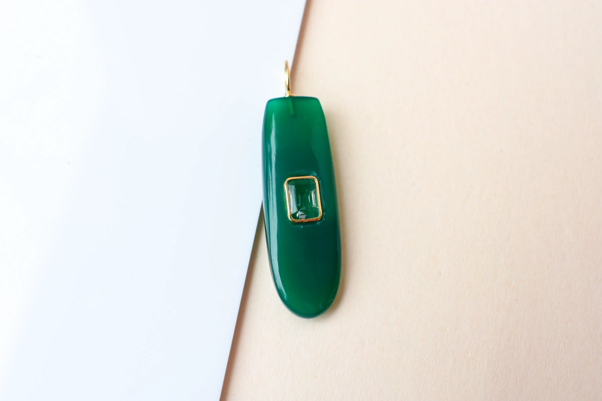 18K gold pendant with elongated green onyx slab and accent stone