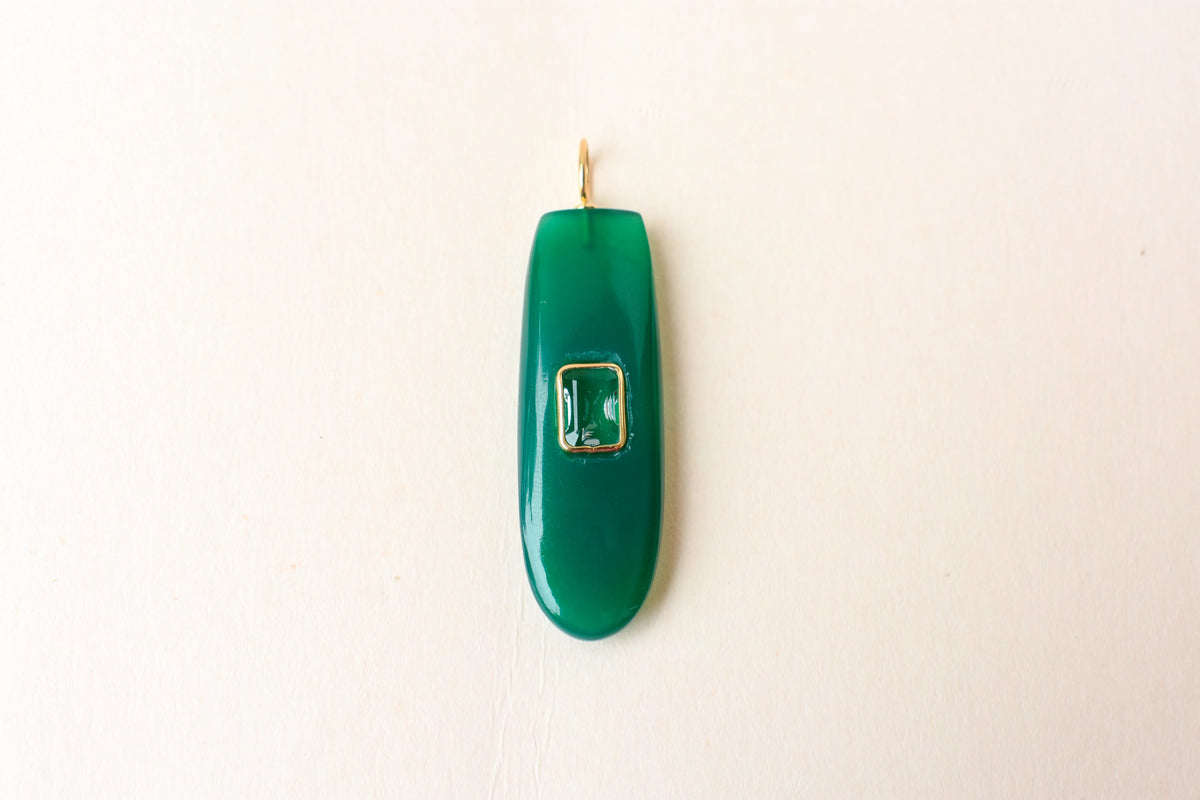 18K gold pendant with elongated green onyx slab and accent stone