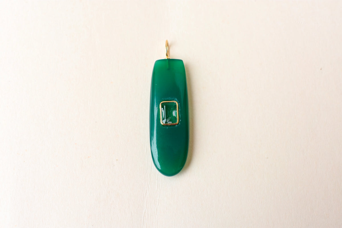 18K gold pendant with elongated green onyx slab and accent stone