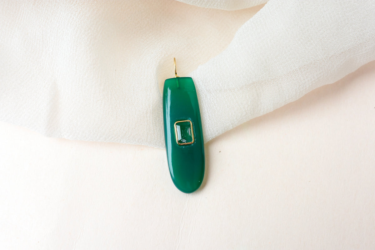 18K gold pendant with elongated green onyx slab and accent stone