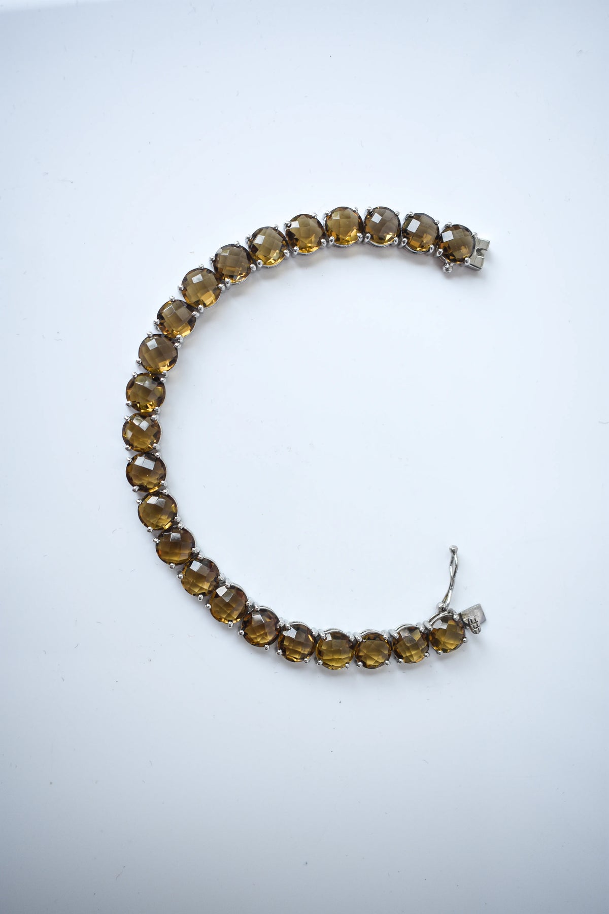 Round-cut beer quartz tennis bracelet in 925 silver with fold-over clasp