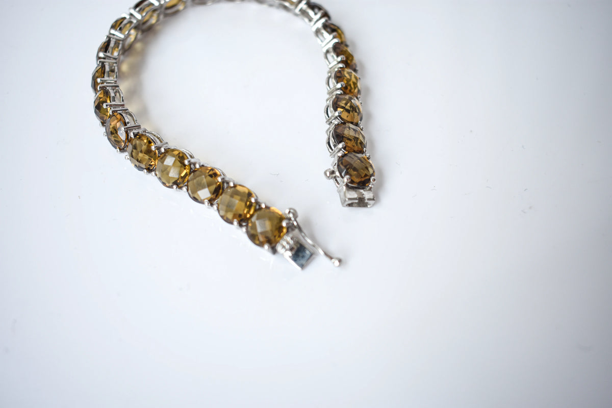 Round-cut beer quartz tennis bracelet in 925 silver with fold-over clasp