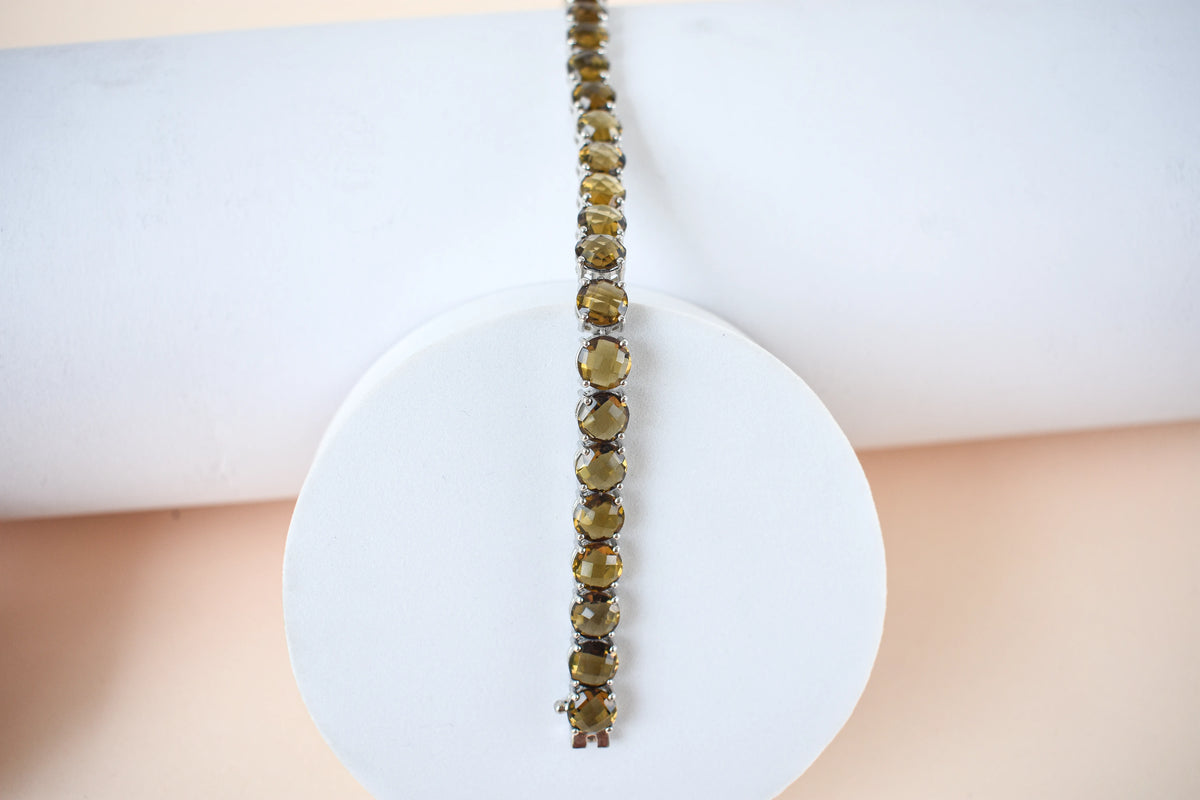 Round-cut beer quartz tennis bracelet in 925 silver with fold-over clasp