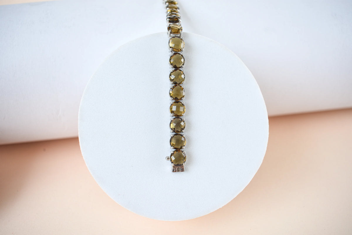 Round-cut beer quartz tennis bracelet in 925 silver with fold-over clasp