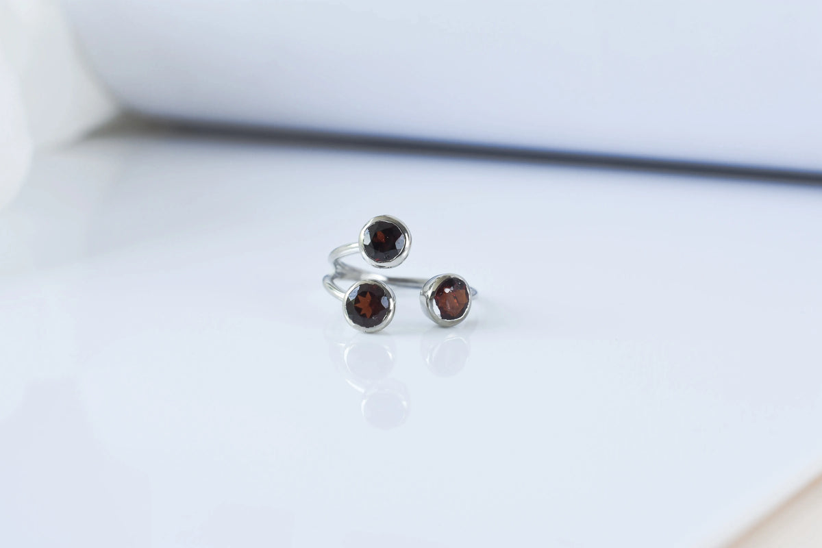 Garnet three-stone open ring in 925 silver