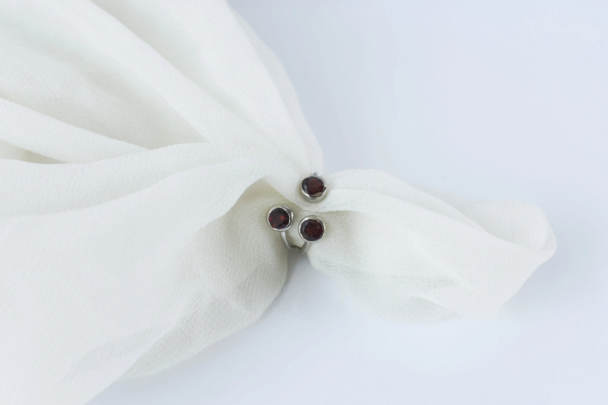 Garnet three-stone open ring in 925 silver