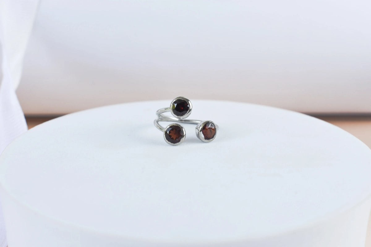 Garnet three-stone open ring in 925 silver