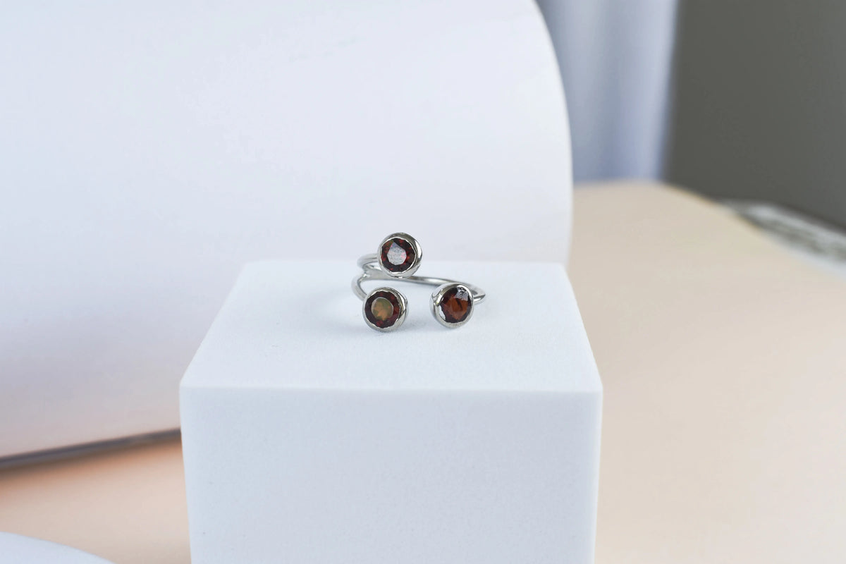 Garnet three-stone open ring in 925 silver