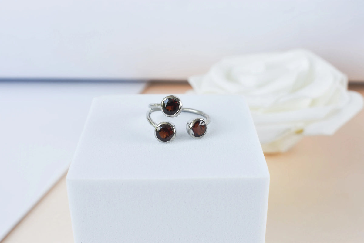 Garnet three-stone open ring in 925 silver