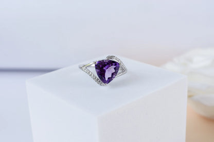 Amethyst trillion-cut split shank ring in 925 silver