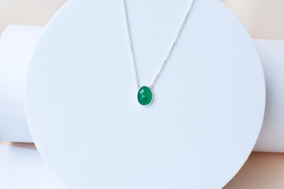 Green Onyx Pendant Necklace in Silver | Oval Solitaire