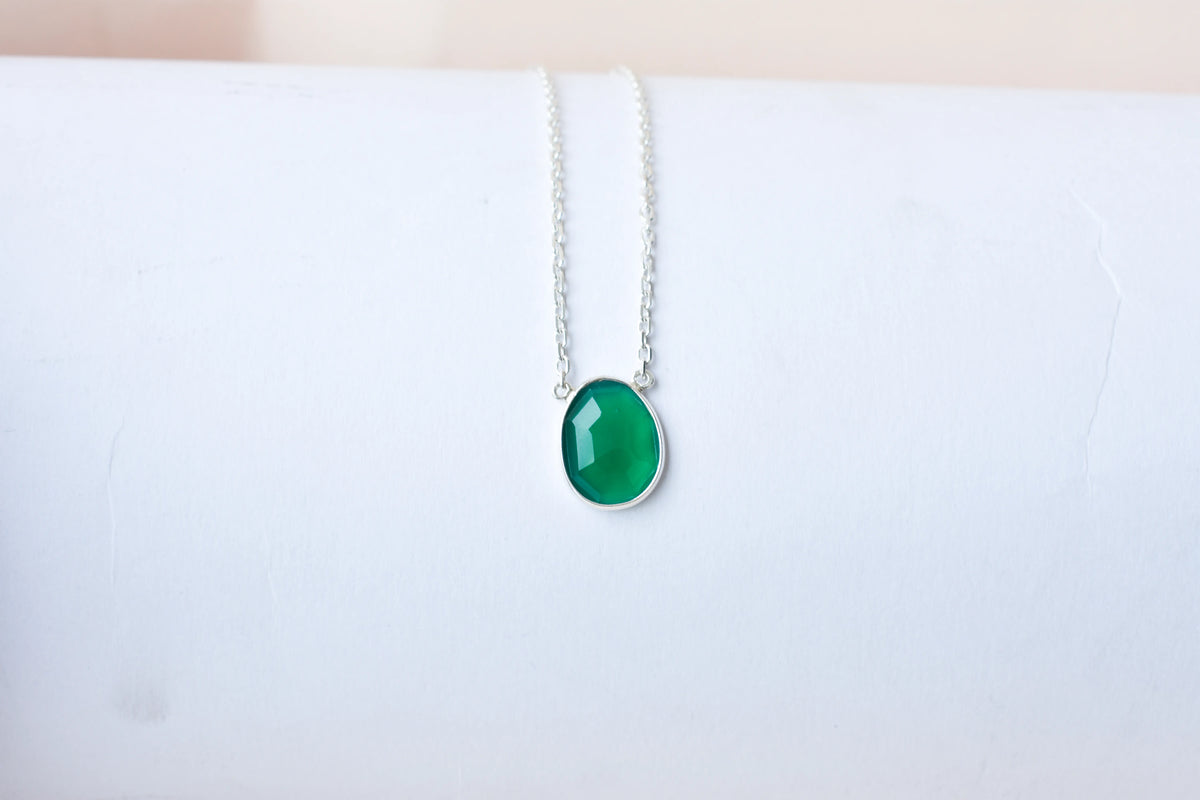 Green Onyx Pendant Necklace in Silver | Oval Solitaire