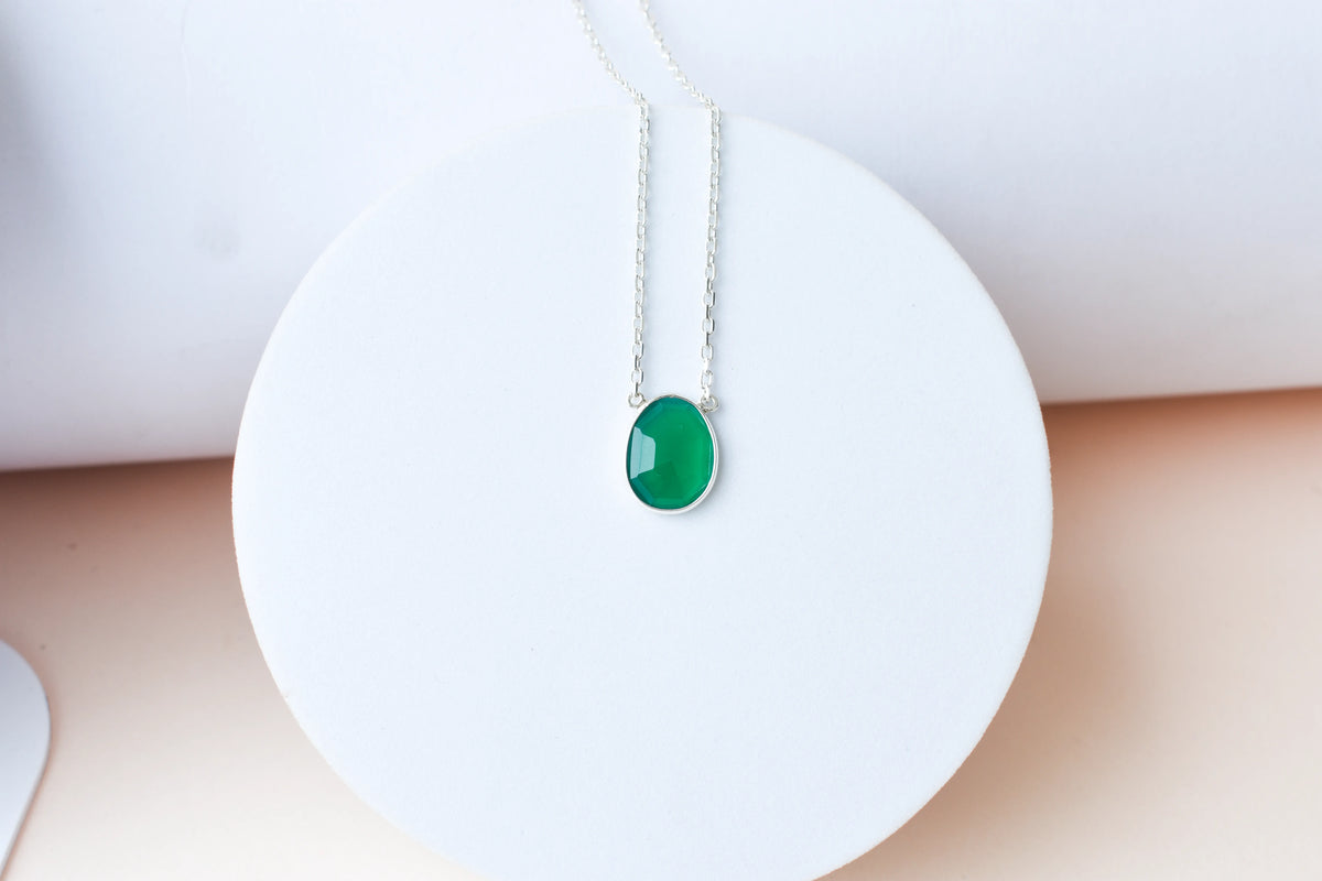 Green Onyx Pendant Necklace in Silver | Oval Solitaire