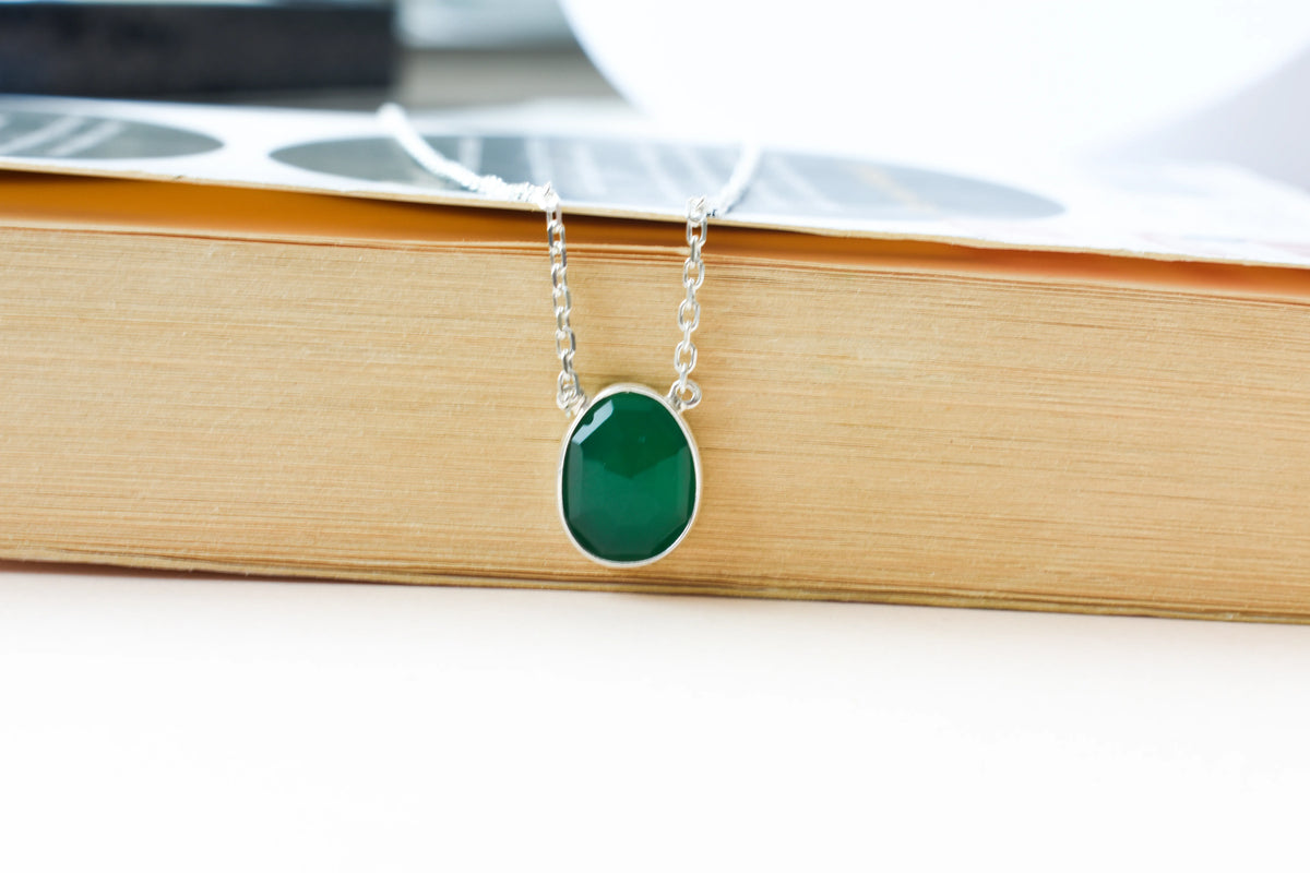 Green Onyx Pendant Necklace in Silver | Oval Solitaire
