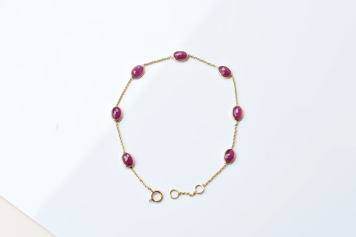 18K gold bracelet with bezel-set oval ruby stations